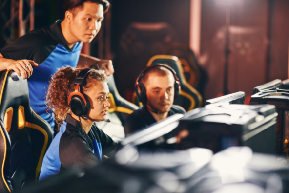 Peran Coach dan Analyst dalam Kesuksesan Tim Esports